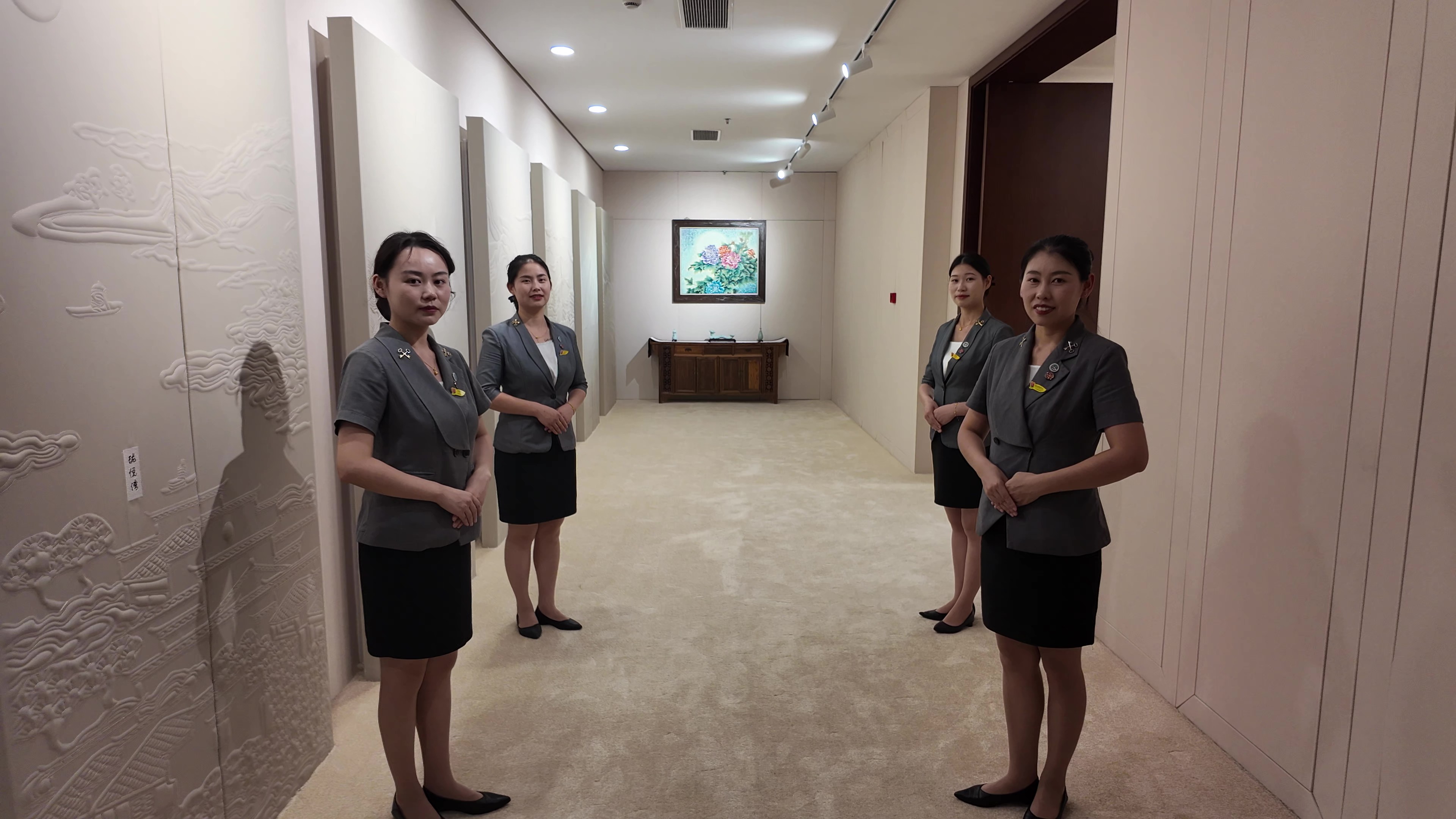 客房工作人員精神飽滿(mǎn).jpg 客房工作人員精神飽滿(mǎn).jpg