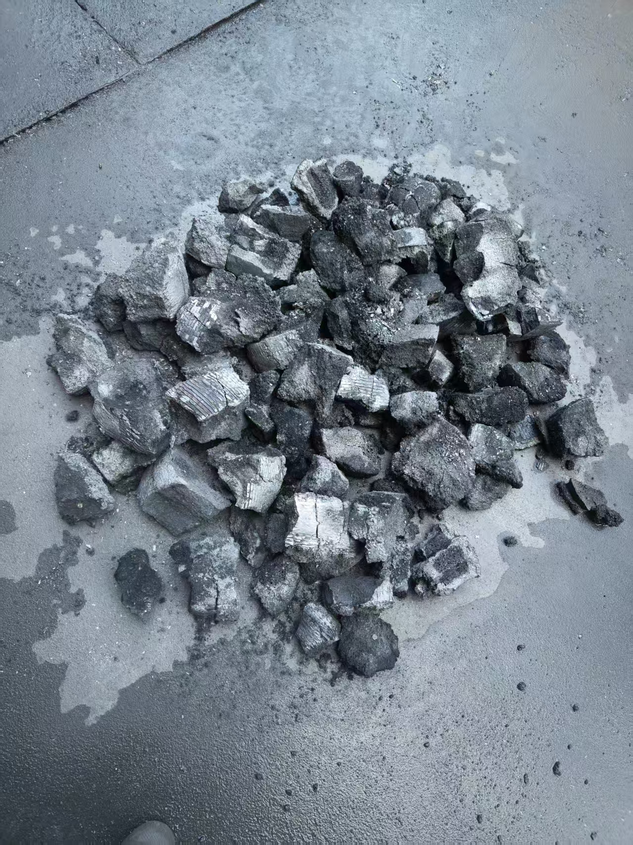 小焦?fàn)t試驗(yàn)后的焦炭成品 景焦能源公司莫韻攝.jpg 小焦?fàn)t試驗(yàn)后的焦炭成品 景焦能源公司莫韻攝.jpg