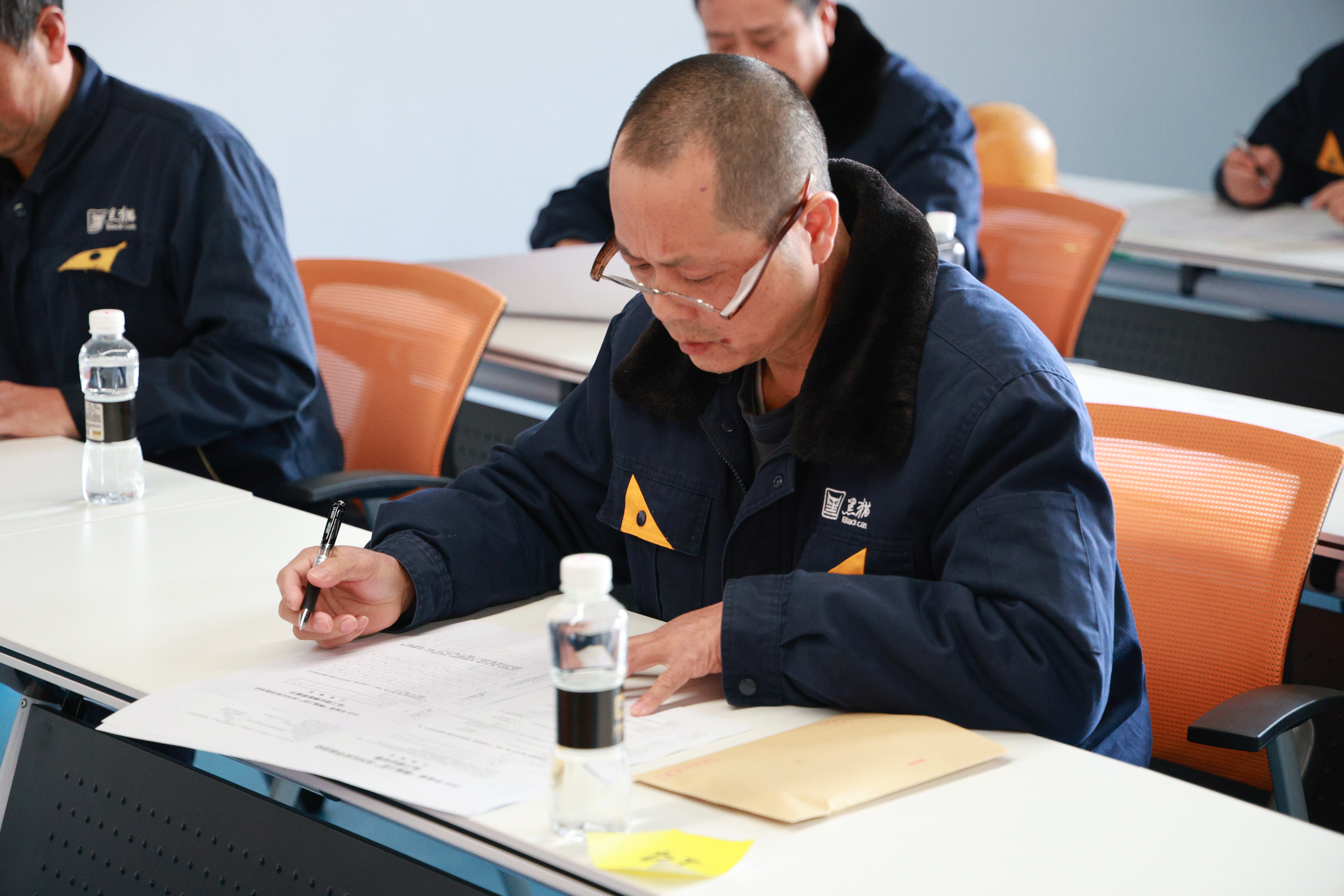 選手認(rèn)真答題03.jpg 選手認(rèn)真答題03.jpg