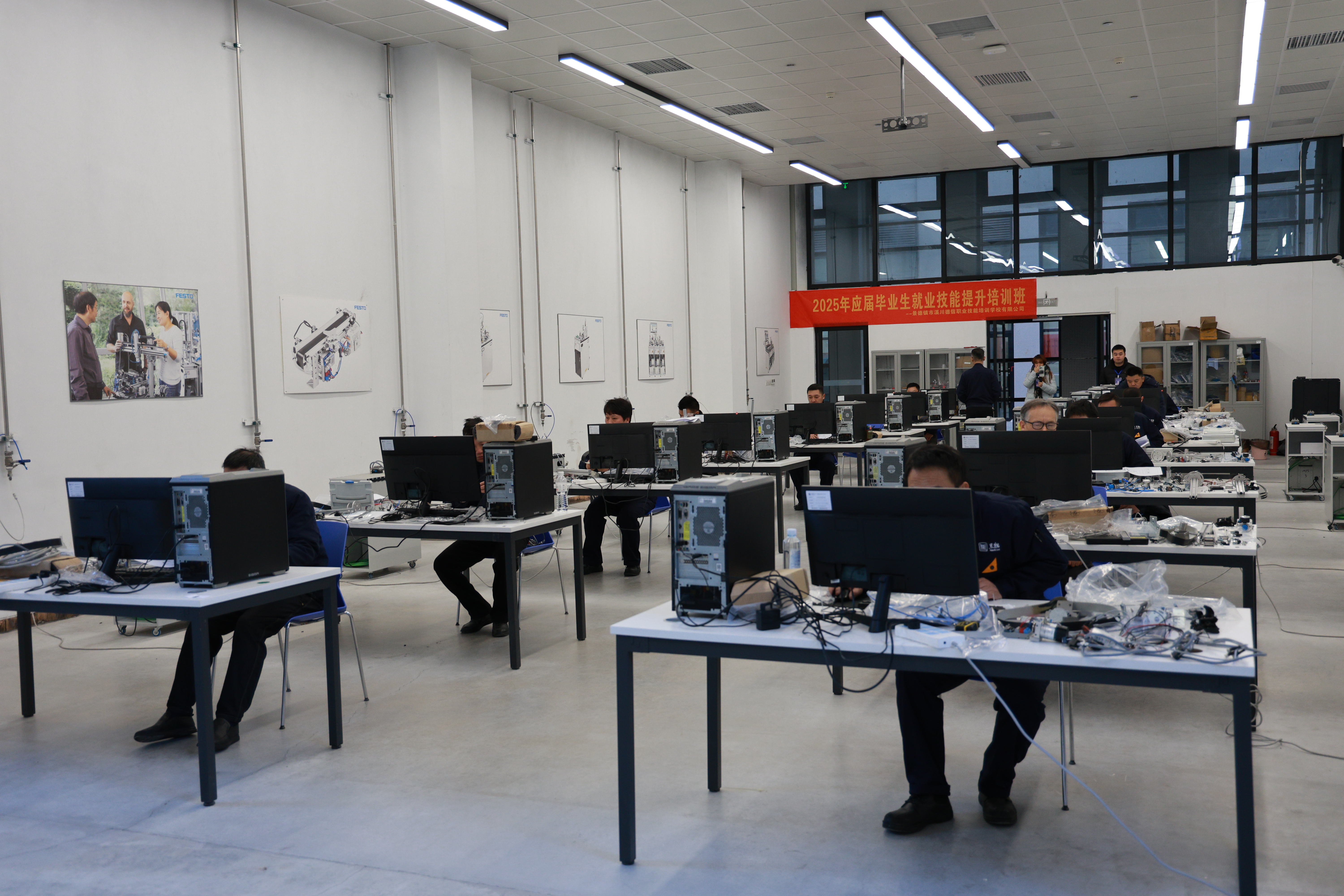 圖2 筆試現(xiàn)場.jpg 圖2 筆試現(xiàn)場.jpg