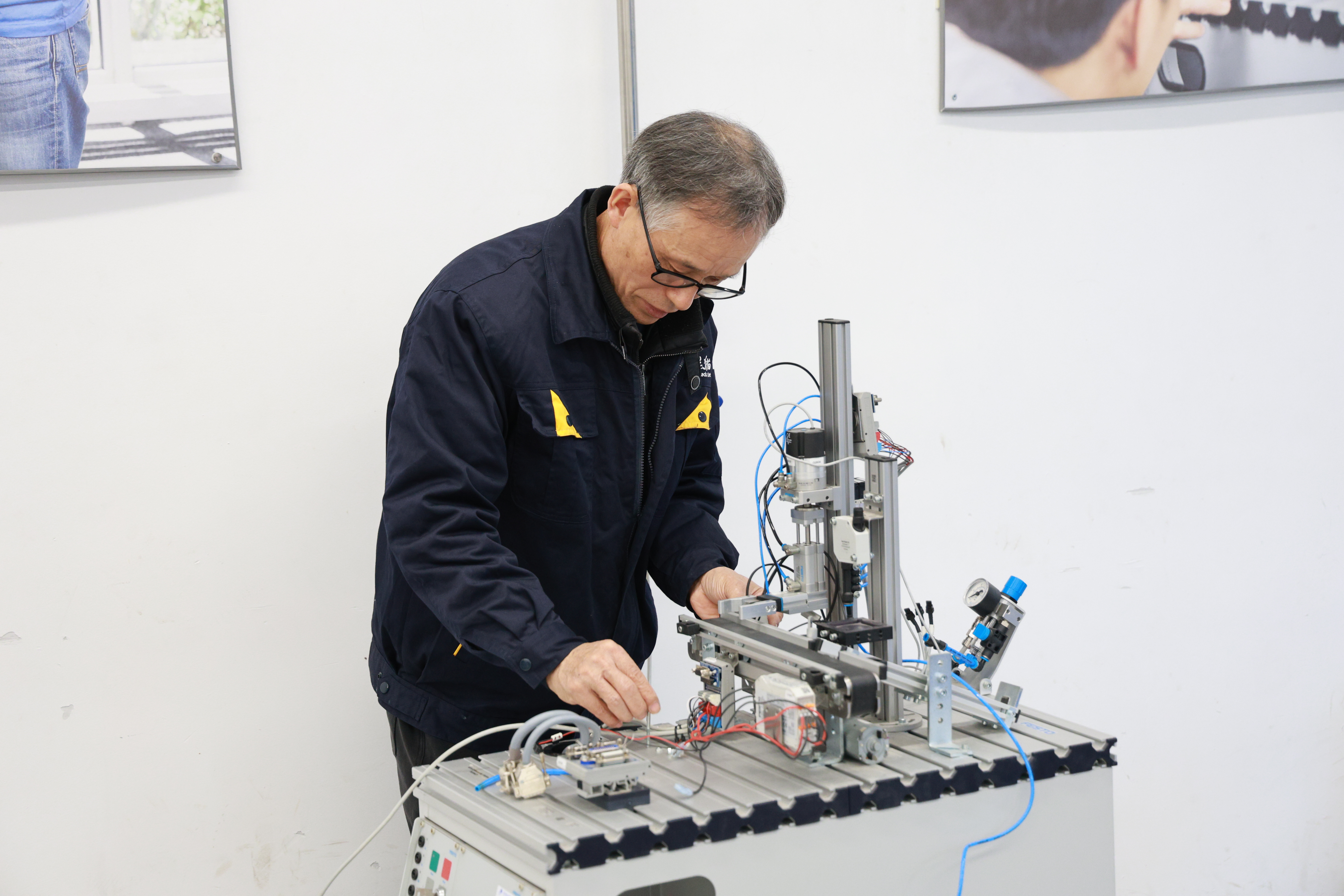 圖3 參賽選手認真答題.jpg 圖3 參賽選手認真答題.jpg