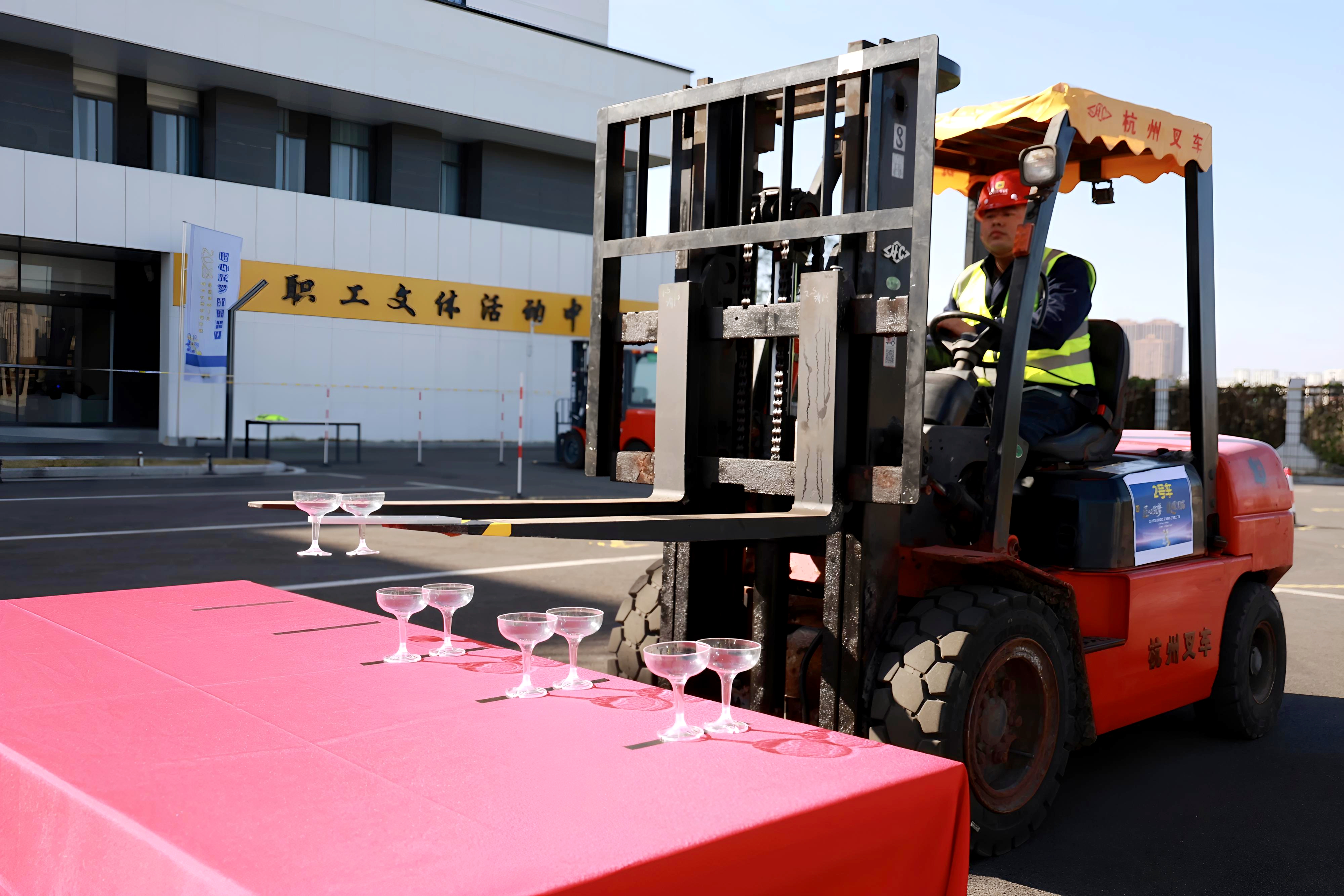 圖2 參賽選手認(rèn)真比賽.jpg 圖2 參賽選手認(rèn)真比賽.jpg