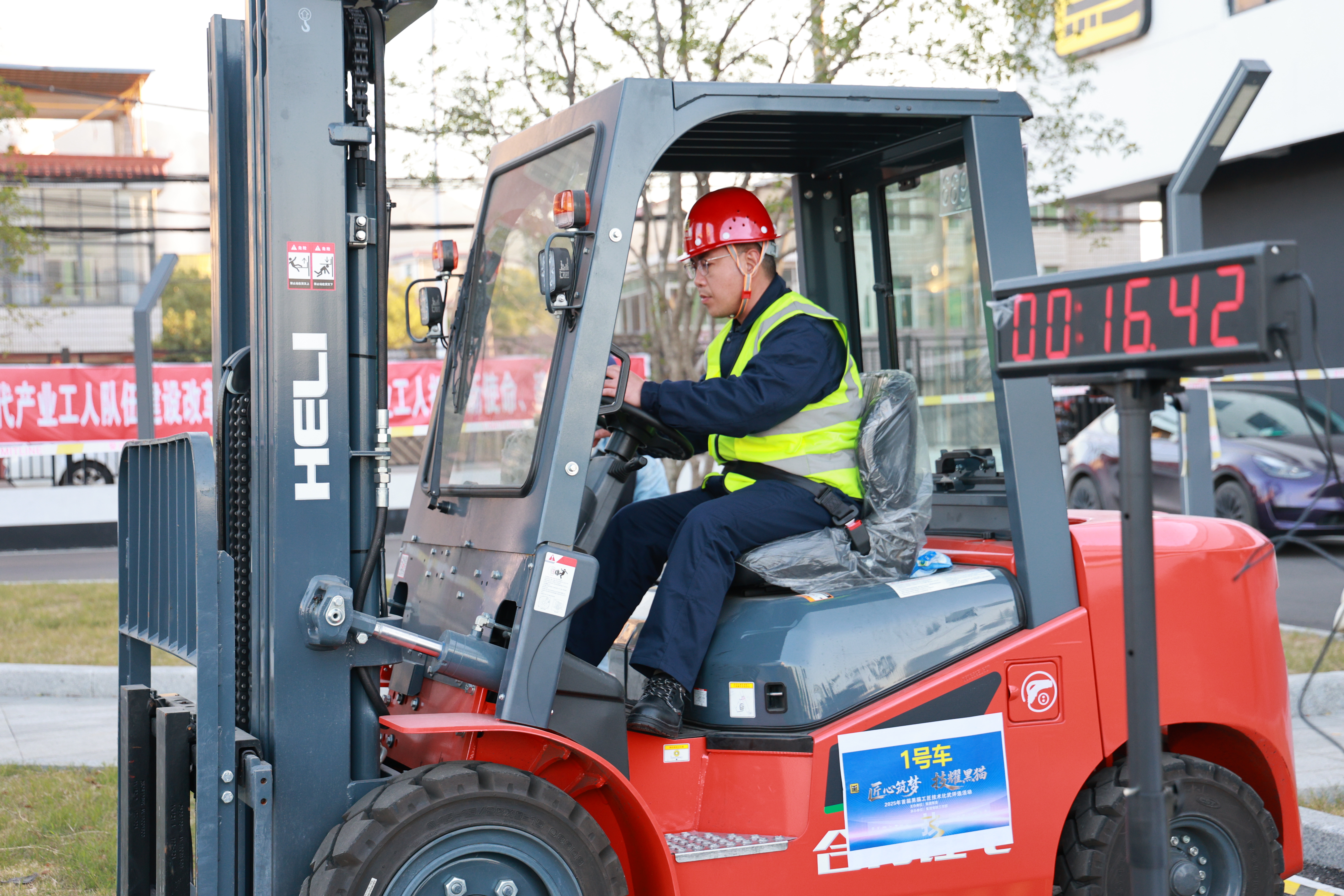 圖4 參賽選手認(rèn)真比賽.jpg 圖4 參賽選手認(rèn)真比賽.jpg