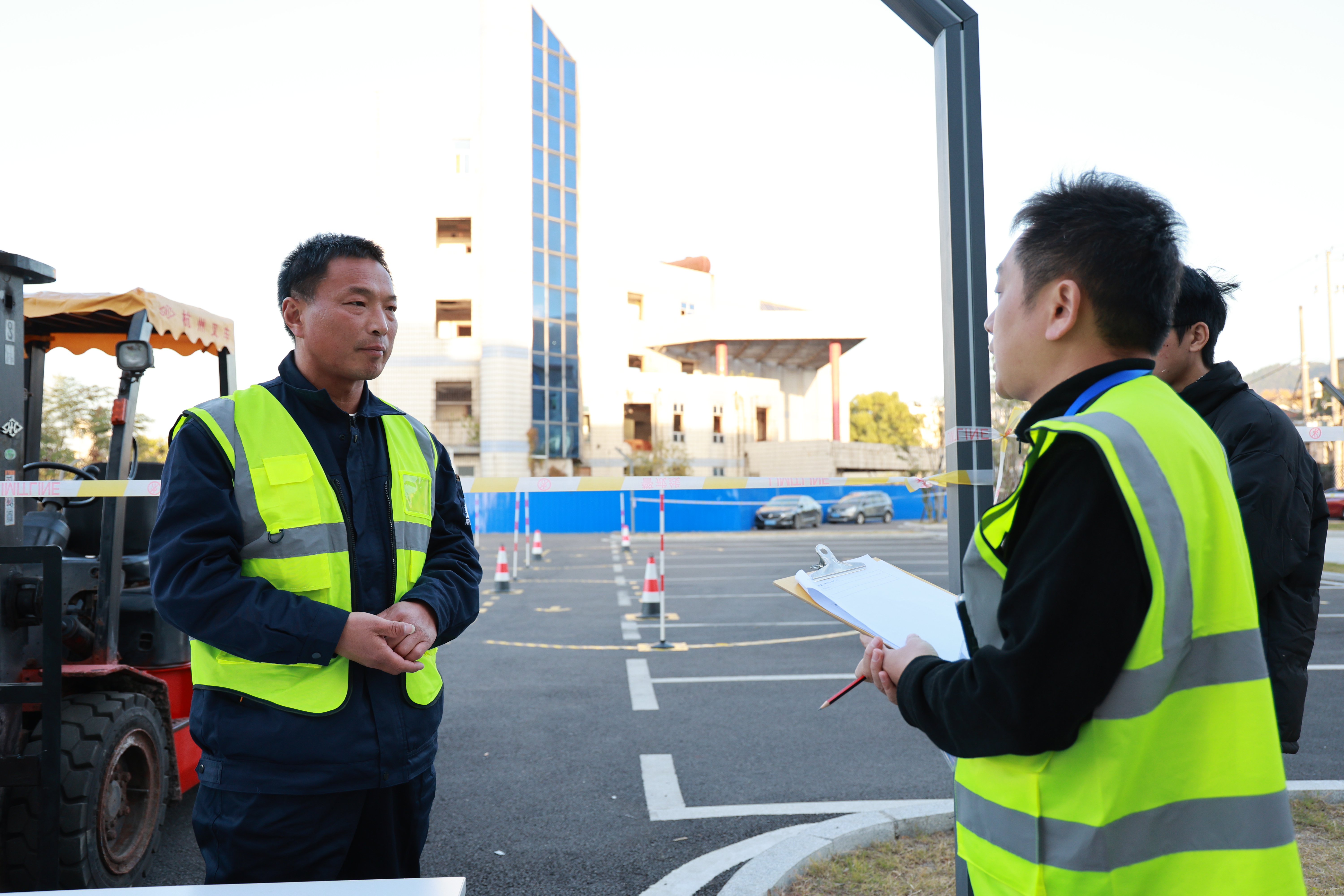 圖3 參賽選手認(rèn)真比賽.jpg 圖3 參賽選手認(rèn)真比賽.jpg